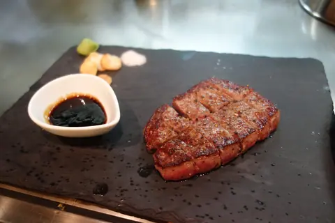 広島風お好み焼き 鉄板焼き えんの店内