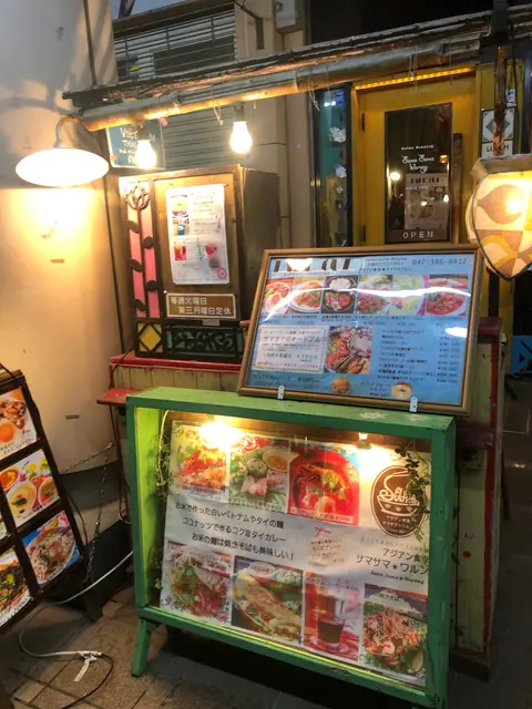 サマサマ☆ワルンの店内