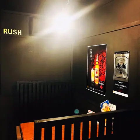 DINING BAR RUSHの店内