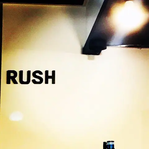 DINING BAR RUSHの店内