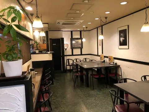 レストラン Patouraの店内