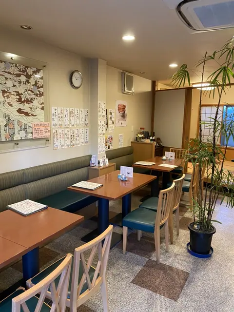季節料理すし処 ひら河の店内