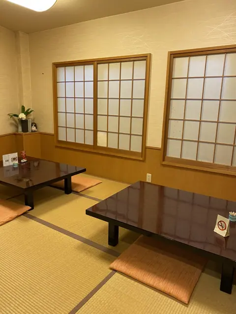 季節料理すし処 ひら河の店内