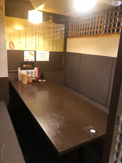 餃子食堂の店内
