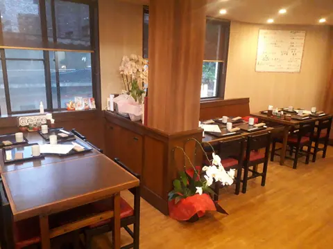 串揚げ処 しのの店内