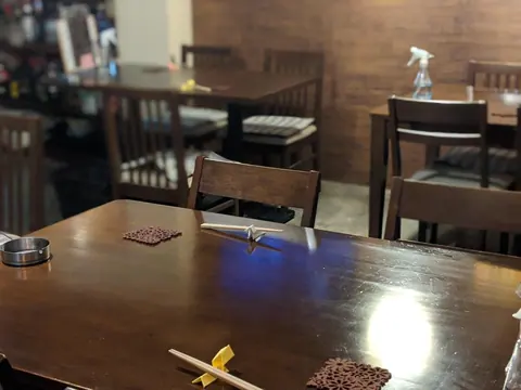 Bar&Diner 毘の店内
