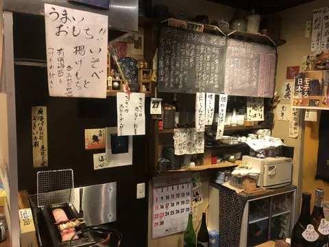 やきとり 楽の店内
