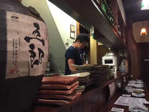 酒肴 でん助の店内