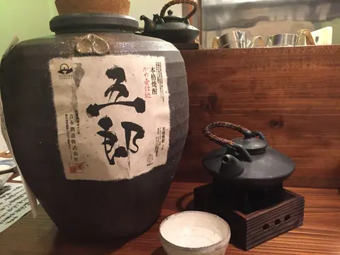 酒肴 でん助の店内