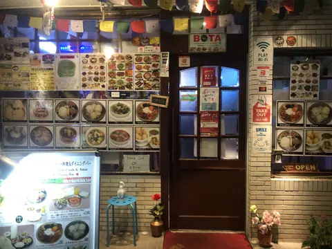 ボタ アジアンダイニングアンドバーの店内