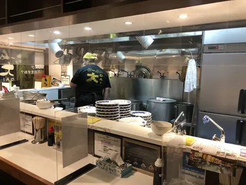 ラーメン大 柏店の店内