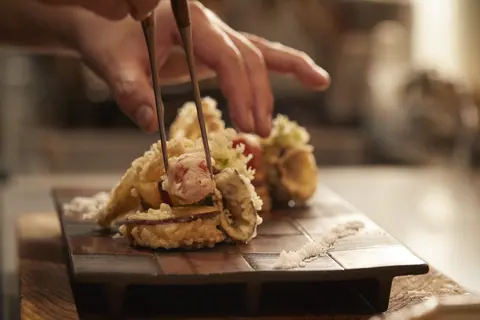寿司割烹酒場 ゐまるの店内