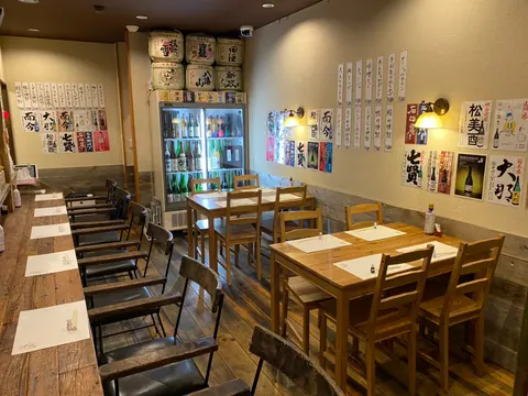 干物と日本酒 まる酒の店内