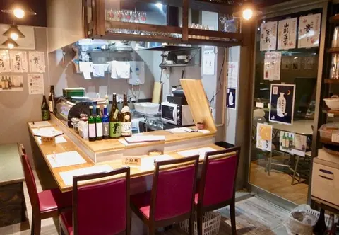 手巻き あて巻 まる酒の店内